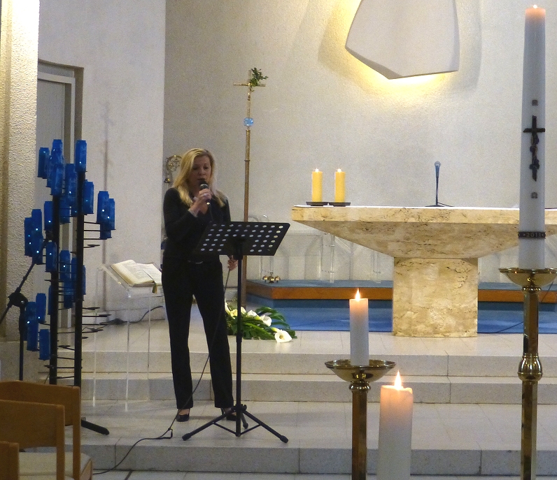 Manuela performing in the chapel of Koksijdend Church - April 2013